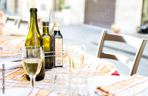 zastawiony stolik w restauracji