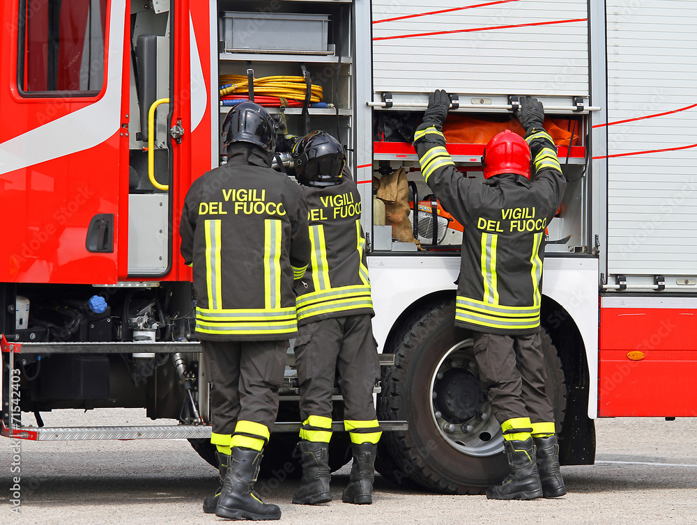 Obraz premium firefighters working near the fire truck when handling an emerge