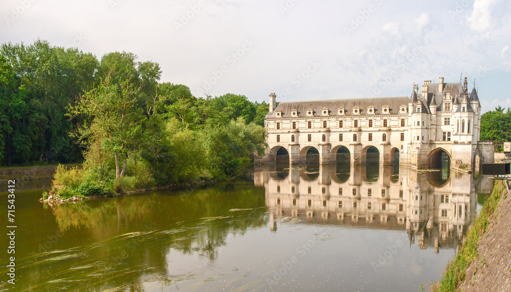 Obraz premium View of the castle and gardens