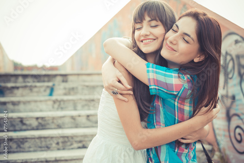 Fotografie beautiful hipster young women sisters friends