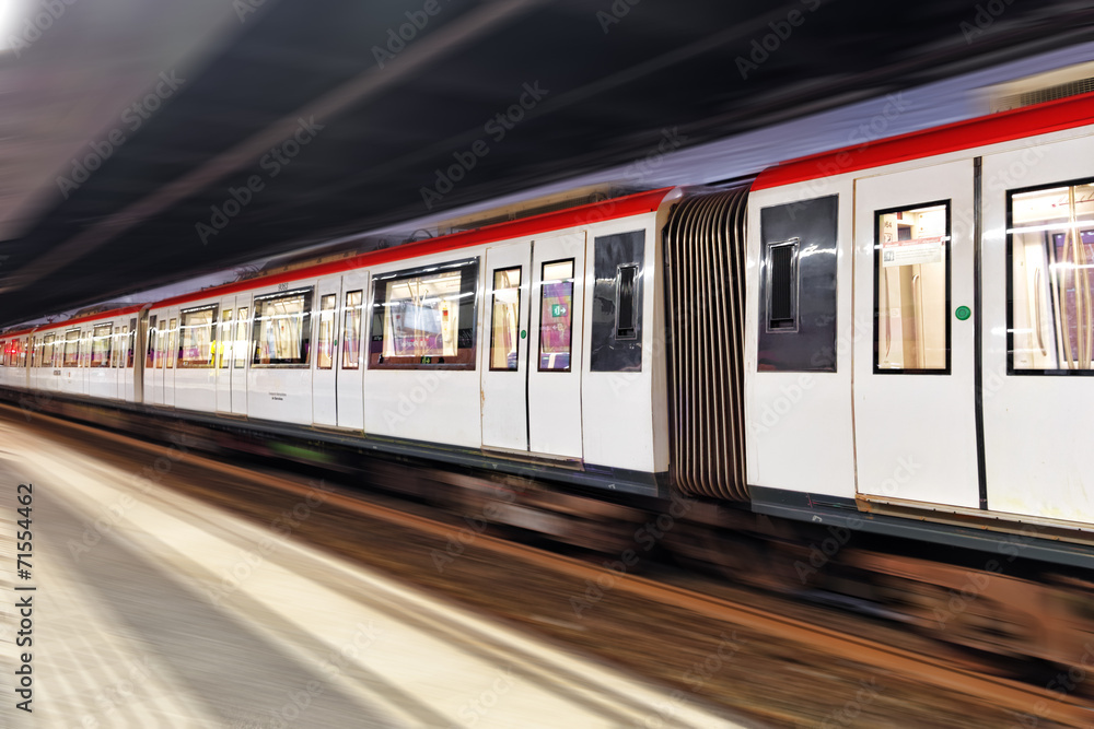 Fototapeta premium Jadący pociąg, rozmazany ruch, metro w Barcelonie, Katalunia.
