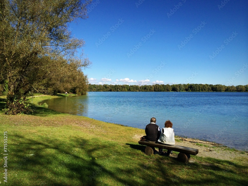 Rentnerpaar genießt sonnigen Herbst am See Rentnerpaar genießt sonnigen Herbst am See