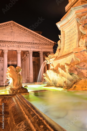 Piękna fontanna Panteon nocą w Rzymie, Włochy #71556425