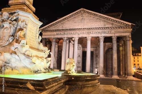 Piękna fontanna Panteon nocą w Rzymie, Włochy #71556432