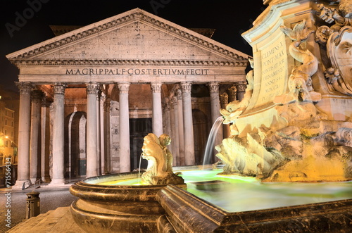 Piękna fontanna Panteon nocą w Rzymie, Włochy #71556434
