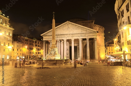 Piękna fontanna Panteon nocą w Rzymie, Włochy #71556438