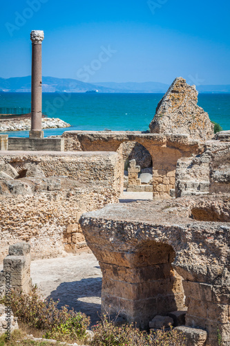 Obraz na płótnie Ancient ruins at Carthage, Tunisia with the Mediterranean Sea in w salonie