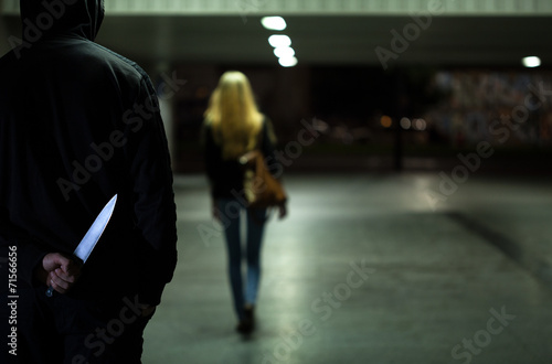 Foto Murderer following the victim