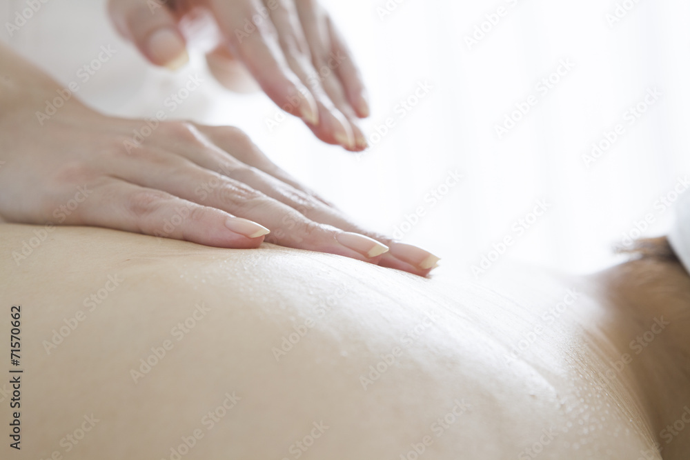Naklejka premium Women undergoing aromatherapy massage