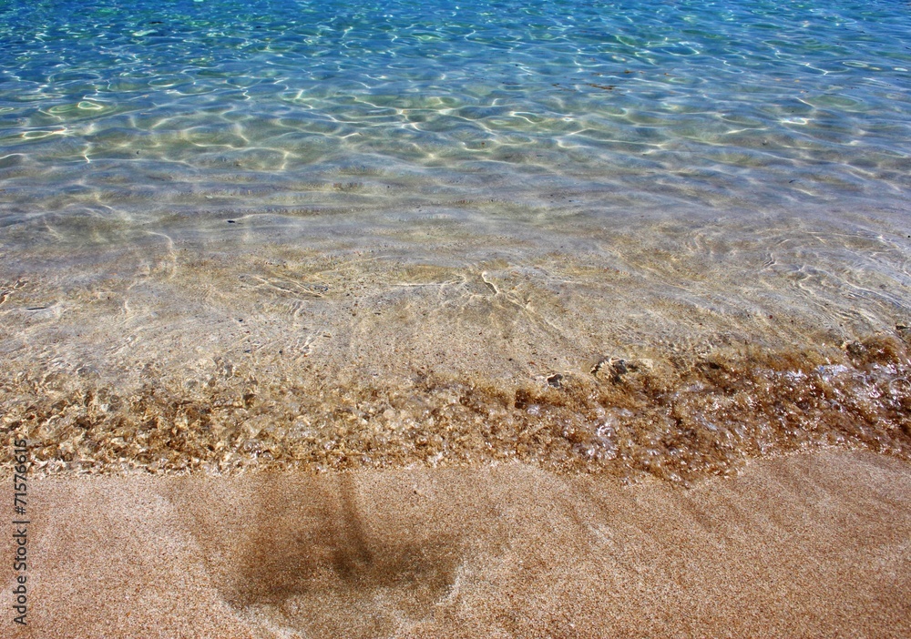 Kristallklares Meerwasser am Strand Kristallklares Meerwasser am Strand