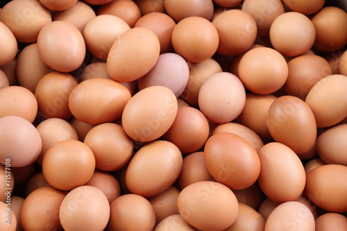 Leinwand Poster Frische Eier zum Verkauf auf einem Markt