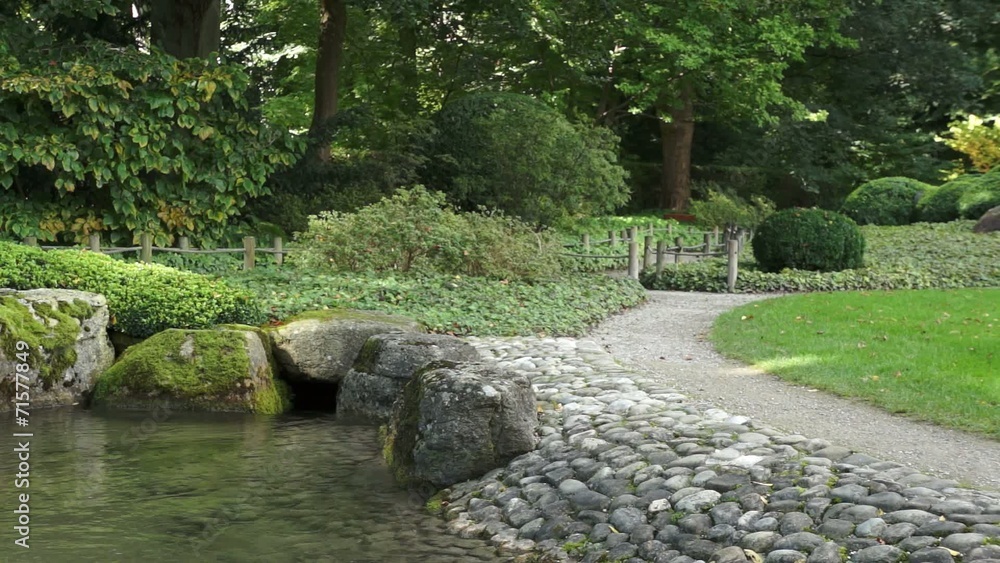 Steingarten mit einem Teich und Weg