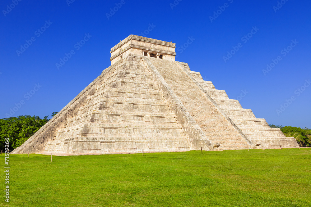 El Castillo of Chichen Itza, mayan pyramid in Yucatan, Mexico El Castillo of Chichen Itza, mayan pyramid in Yucatan, Mexico
