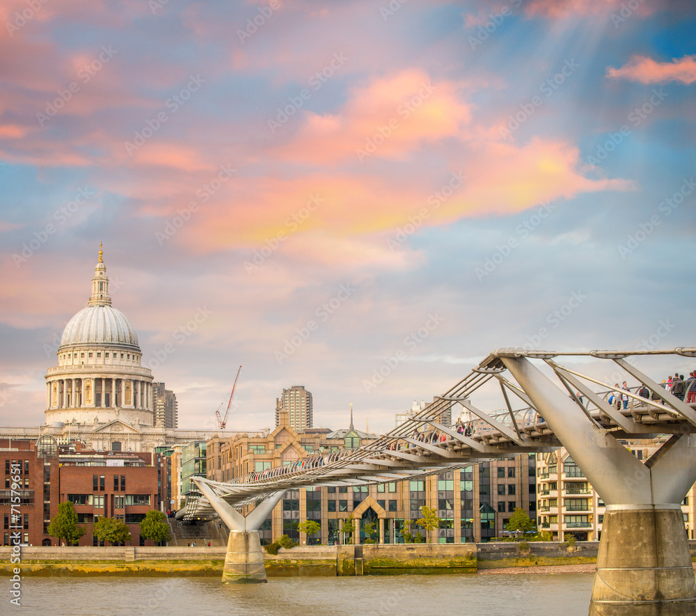 Naklejka premium Millennium Bridge in London at dusk