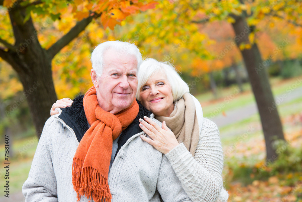 Fototapeta premium Aktives Rentnerpärchen im Herbst 1