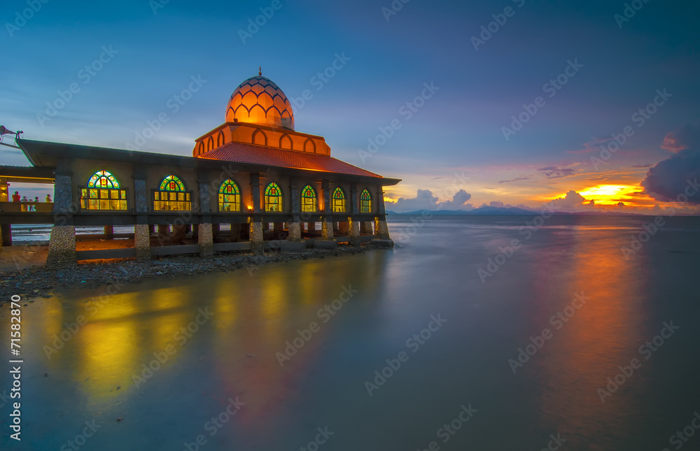 Obraz premium Sunset Scene at Al Hussain Mosque