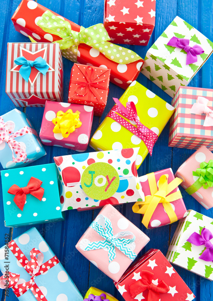 Obraz premium Bunte Geschenke auf Blau