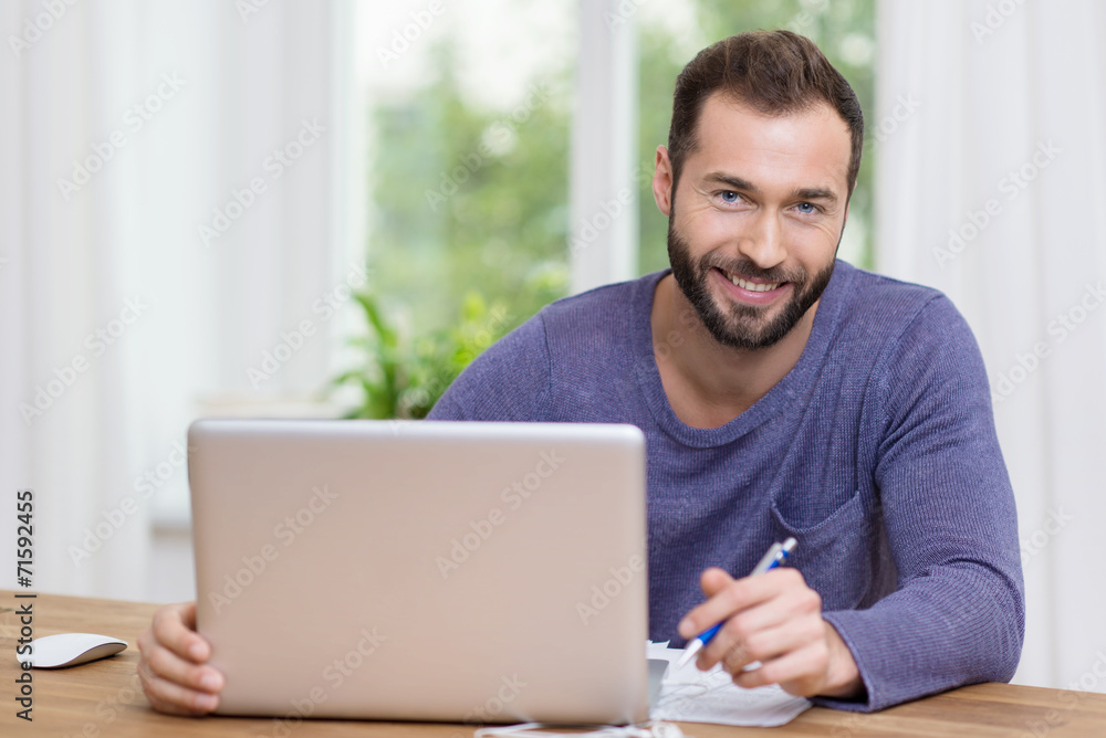 lächelnder mann arbeitet am laptop lächelnder mann arbeitet am laptop