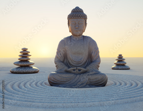 Abendstimmung mit Buddha-Statue