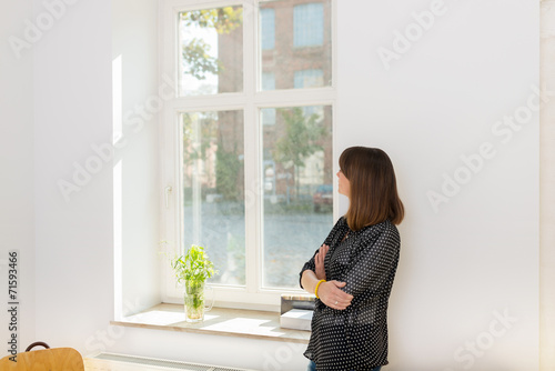 frau schaut aus dem fenster Free Download frau schaut aus dem fenster - GFXLoad
