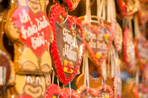 Lebkuchenherzen auf dem Jahrmarkt photo