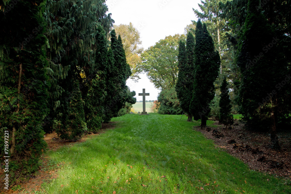 Fototapeta premium Kreuz im Park
