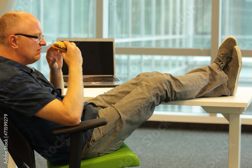 Fotografie fast food in the office - eater reaction