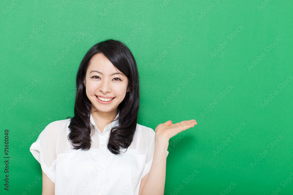 説明する女性 説明する女性