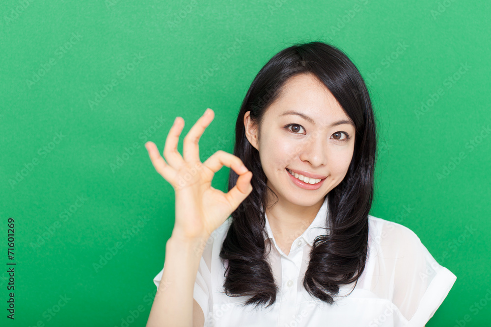 OKのジェスチャーをする女性