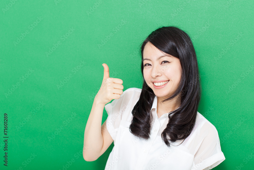 親指を立てるジェスチャーをする女性 親指を立てるジェスチャーをする女性