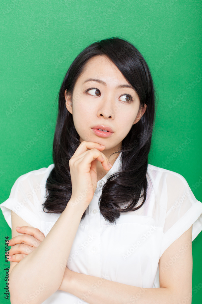 考える女性 考える女性