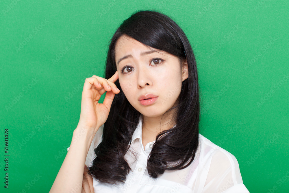 悩む女性 悩む女性