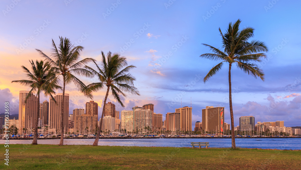 Naklejka premium Piękny zachód słońca nad Hawajami