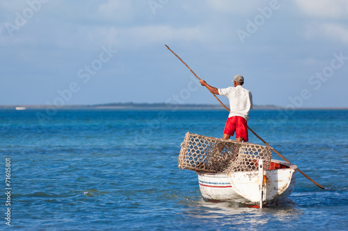pêcheur rodriguais se déplaçant à la "gal" (perche de bois)