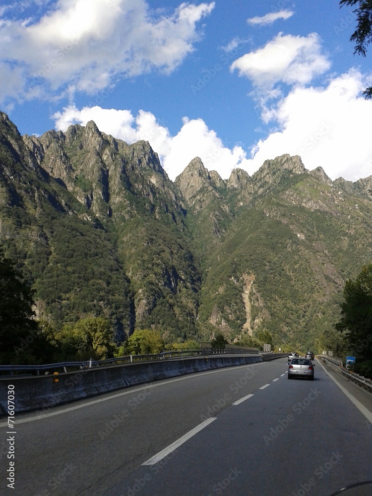 Fototapeta premium Strada tra le montagna