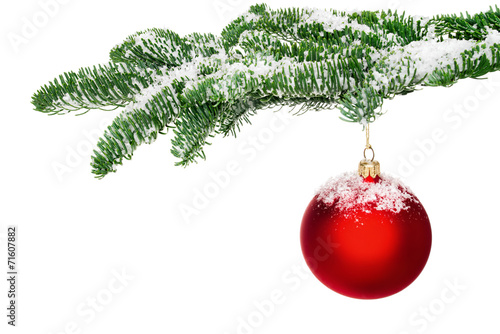Christbaumkugel hängt am verschneiten Zweig