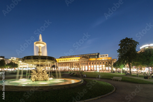 Stuttgarter Schlossplatz mit Brunnen bei Sonnenuntergang photo