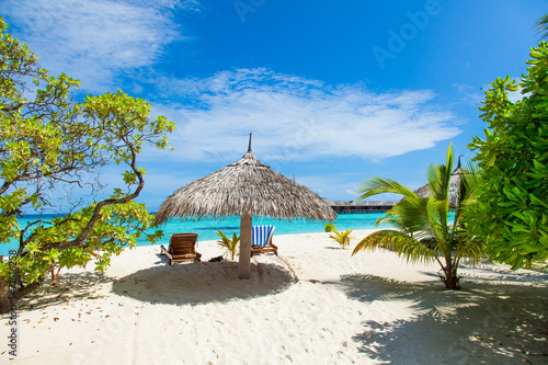 Rest in Paradise - Malediven - Postkartenmotiv mit Sonnenschirm 