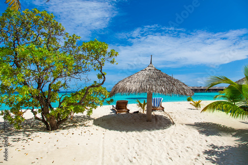 Rest in Paradise - Malediven - Postkartenmotiv mit Sonnenschirm, © hetwig