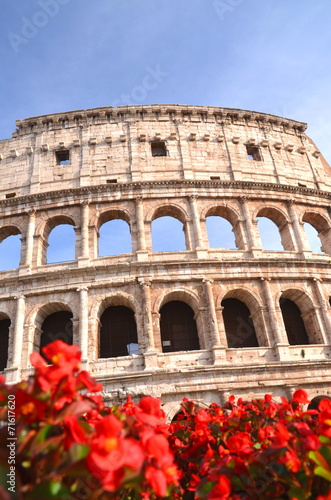 Majestatyczne coloseum w Rzymie na tle niebieskiego nieba, Włoch #71617620