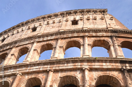 Majestatyczne coloseum w Rzymie na tle niebieskiego nieba, Włoch #71617622