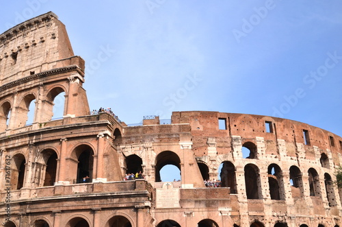 Majestatyczne coloseum w Rzymie na tle niebieskiego nieba, Włoch #71617632