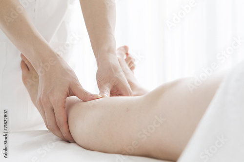 Fototapeta Naklejka Na Ścianę i Meble -  Women undergoing massage slimming leg