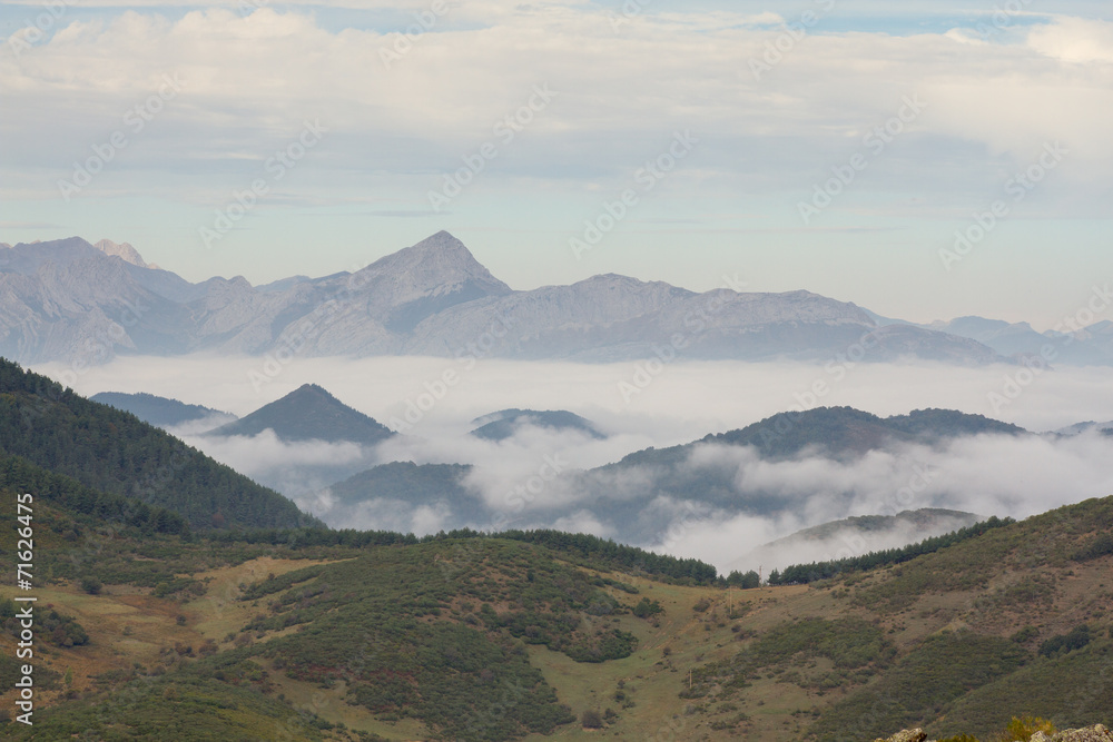 Pico Yordas y niebla en el embalse de Riaño.