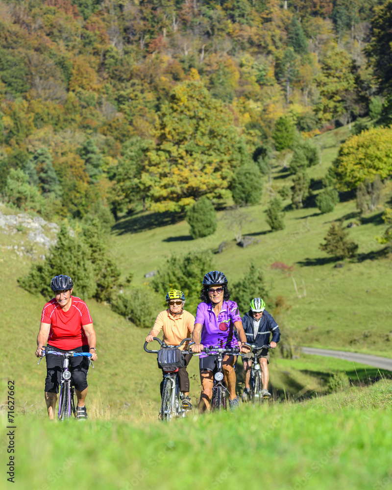 Fototapeta premium Senioren-Radtour im Herbst