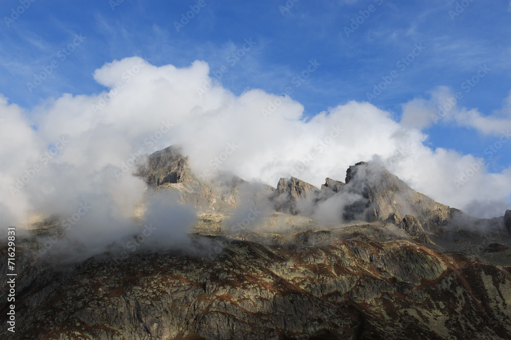cime tra le nubi nella valle di Goschenen - Svizzera