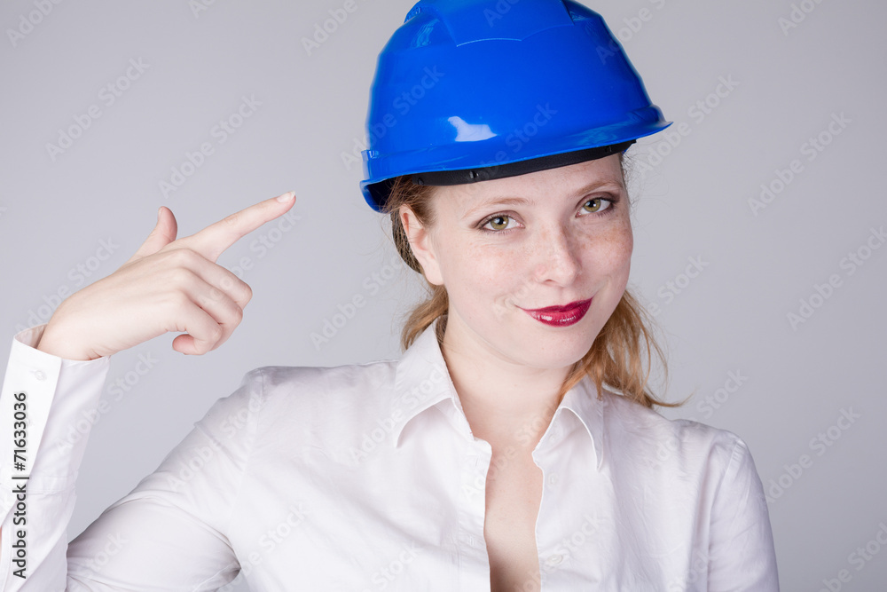 Junge Ingeneurin mit Schutzhelm Junge Ingeneurin mit Schutzhelm