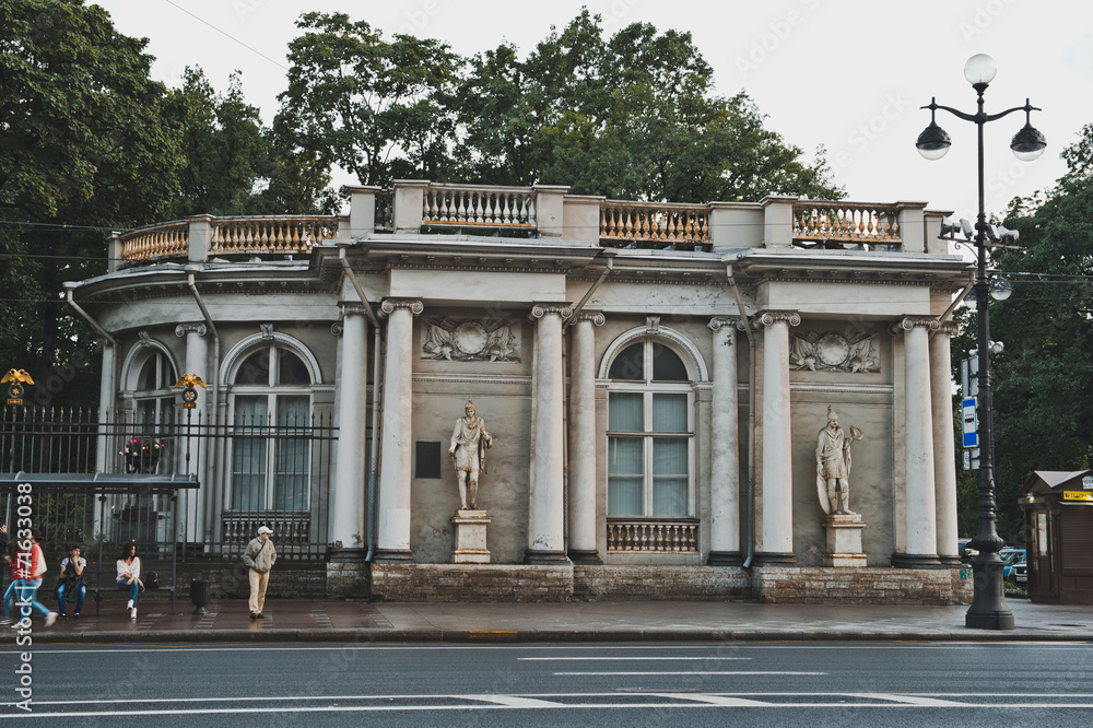Obraz premium Rossi's pavilion on Nevsky Avenue in the city of Sankt Petersbur
