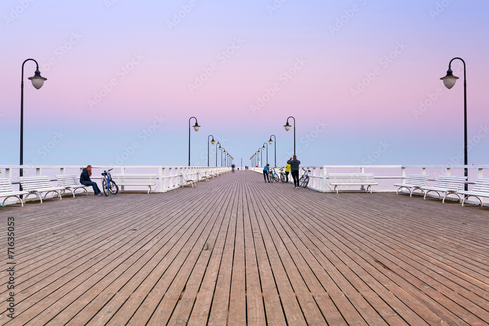 Fototapeta premium Bałtyckie molo w Gdyni Orłowie o zachodzie słońca, Polska