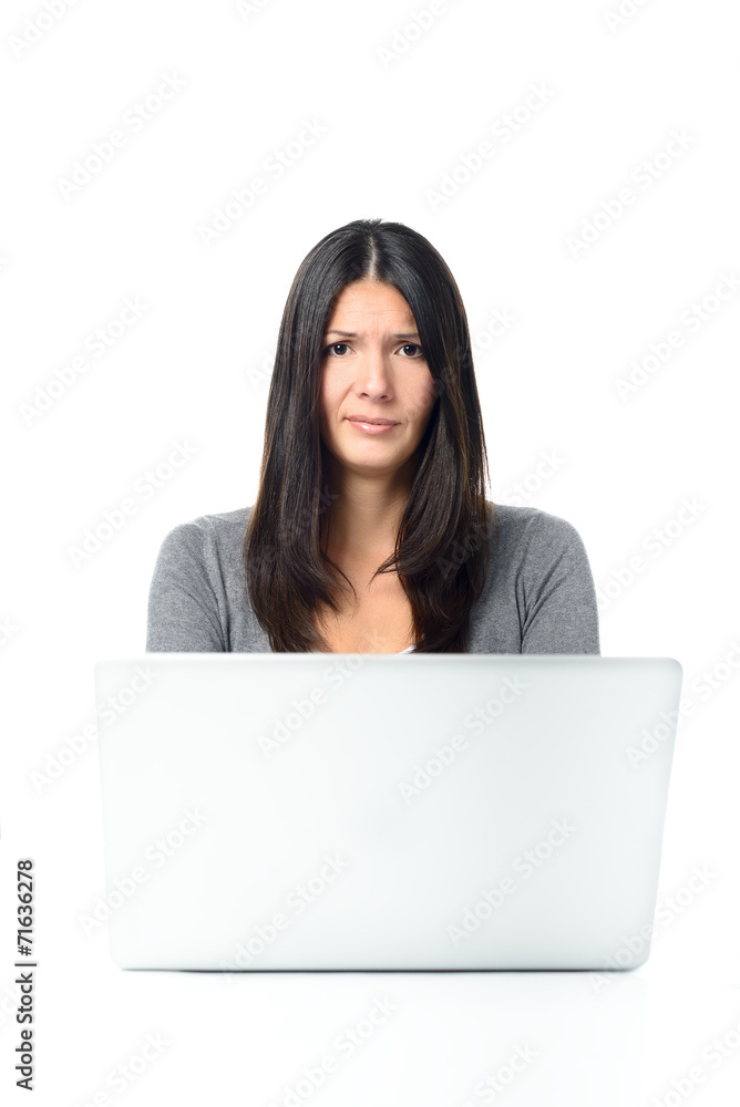 Skeptische junge Frau arbeitet mit einem Laptop Skeptische junge Frau arbeitet mit einem Laptop